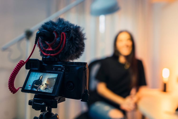 Eine Kamera mit Mikrofon nimmt das Interview zum Thema 