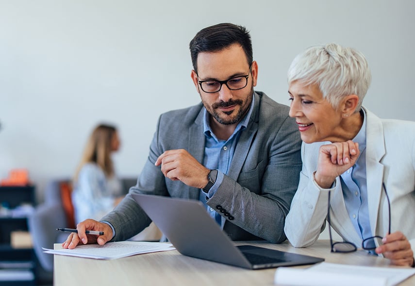 Zwei Personen bei einer strategisch geplanten Nachfolge, der Generationenwechsel wurde von contec GmbH Unternehmensberatung und Personalberatung der Gesundheitswirtschaft und Sozialwirtschaft geplant und durchgeführt