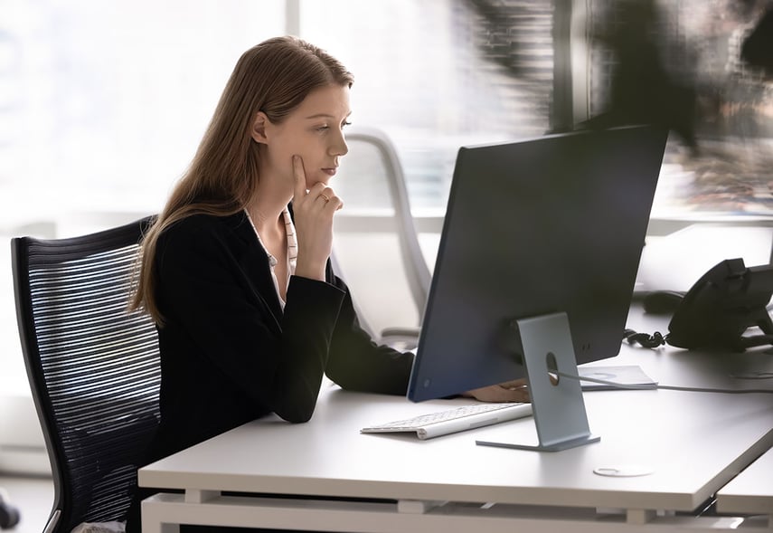 Eine Beraterin der contec sitzt an einem Schreibtisch vor einem Monitor - contec GmbH Unternehmensberatung und Personalberatung der Gesundheitswirtschaft und Sozialwirtschaft