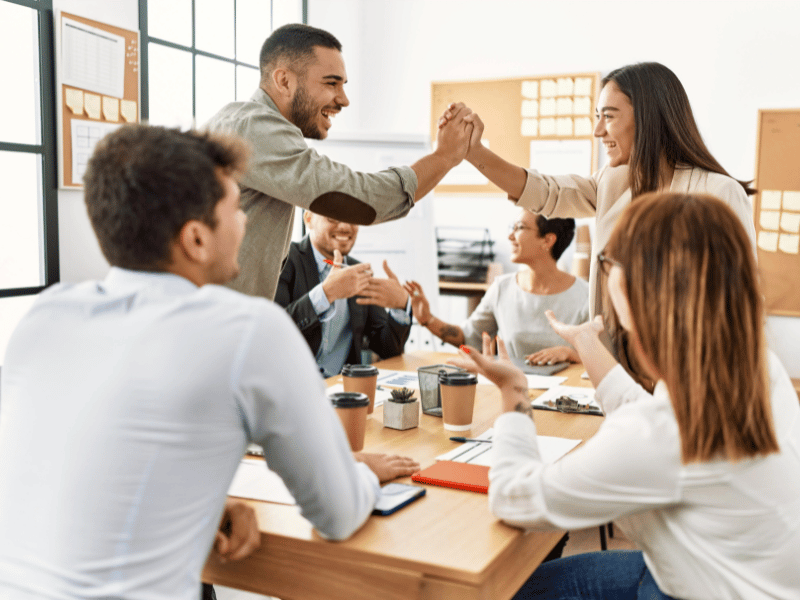 Mitarbeitende sprechen bei einem Meeting über Personal- und Organisationsentwicklung. 