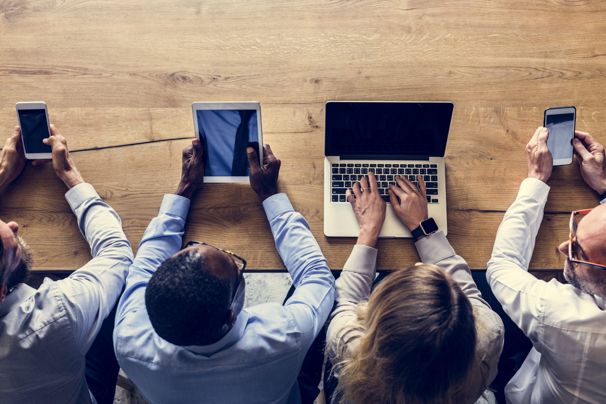 Zwei Mitarbeitende arbeiten am Laptop und am Tablet. Sie entwickeln gemeinsam eine Digitalisierungsstrategie für die Sozialwirtschaft.