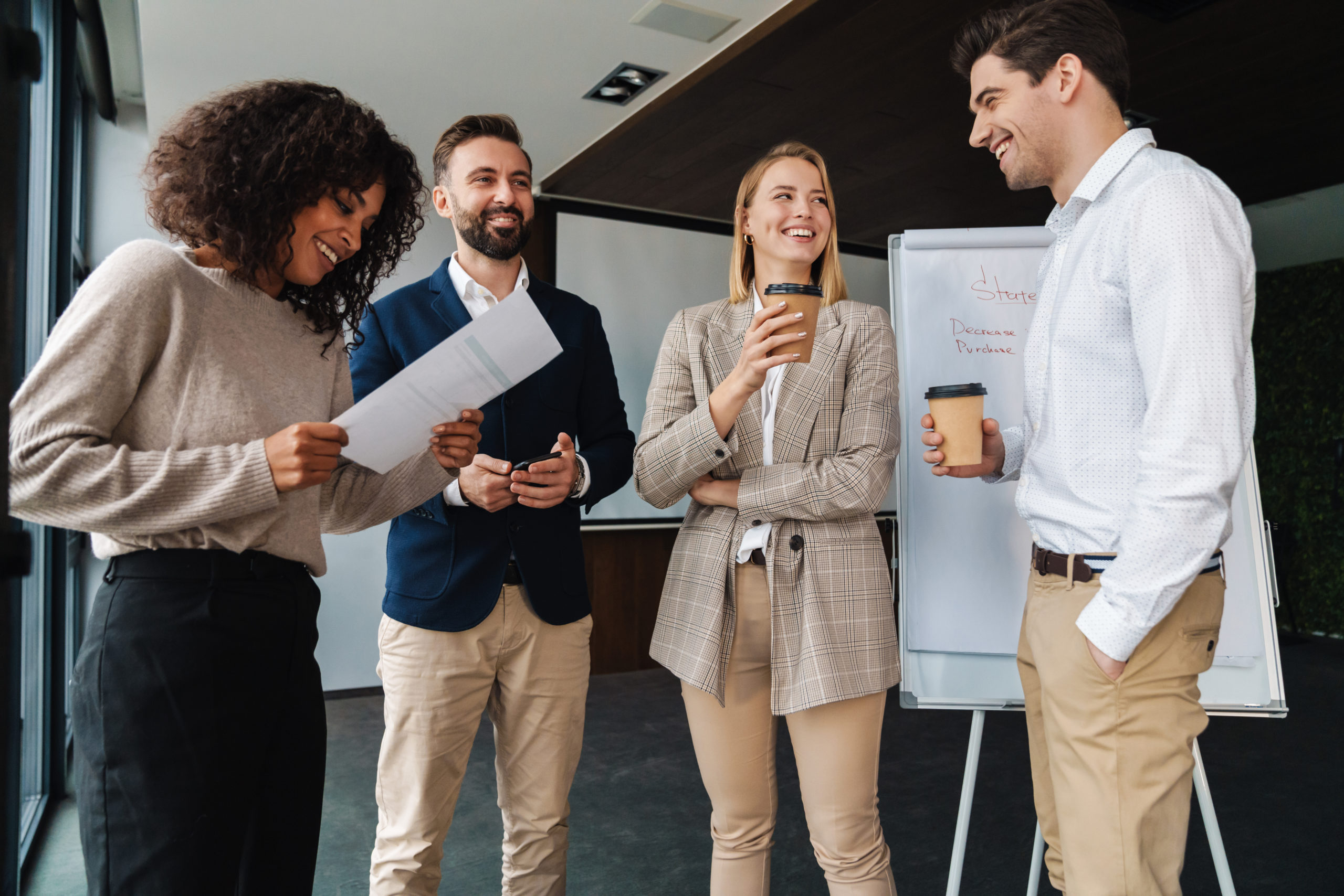 Eine Gruppe von Mitarbeitenden diskutiert über Leitungsstrukturen.