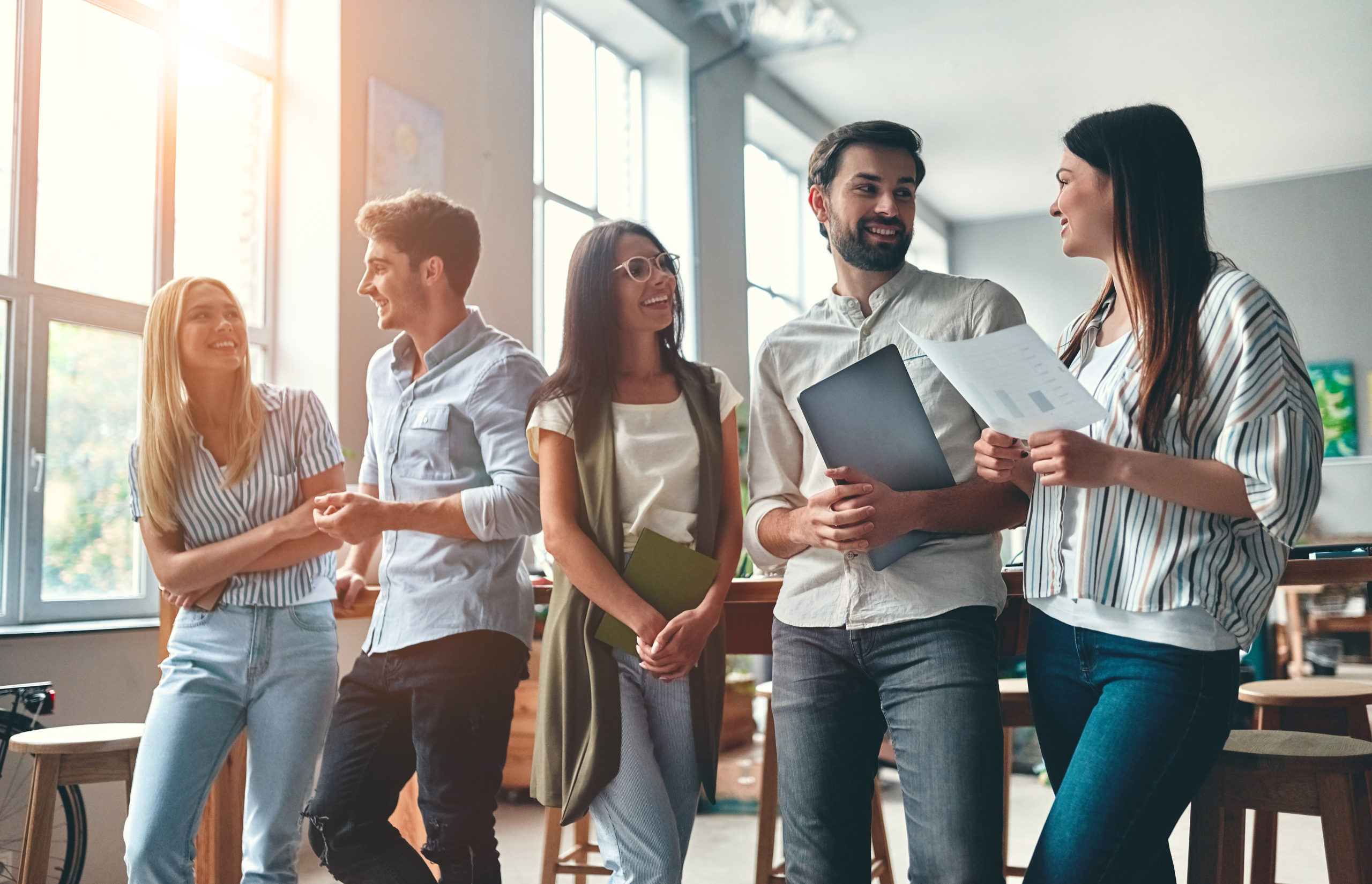 Eine Gruppe junger Mitarbeiter diskutiert übger die HR-Transformation