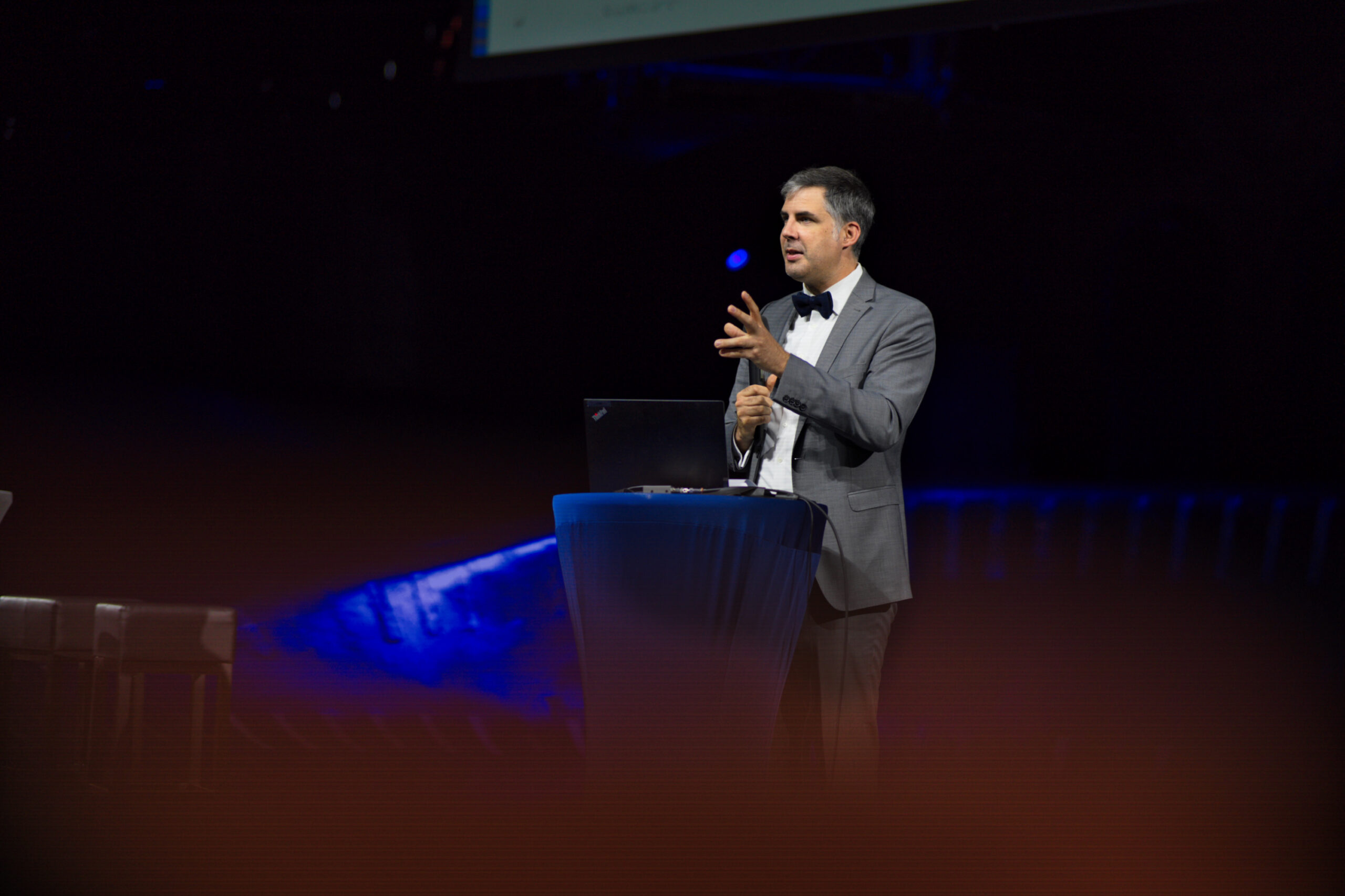 Dr. Thomas Müller hält die Eröffnungsrede auf dem Personalforum 2024 im Starlight Express über die Transformation in der Personalarbeit