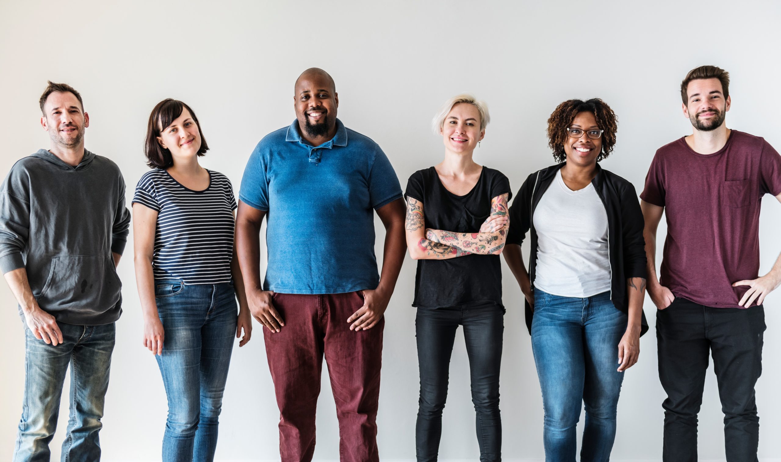 Eine Gruppe diverser Personen lächeln für die Kammer. Für sie werden Personas entwickelt.