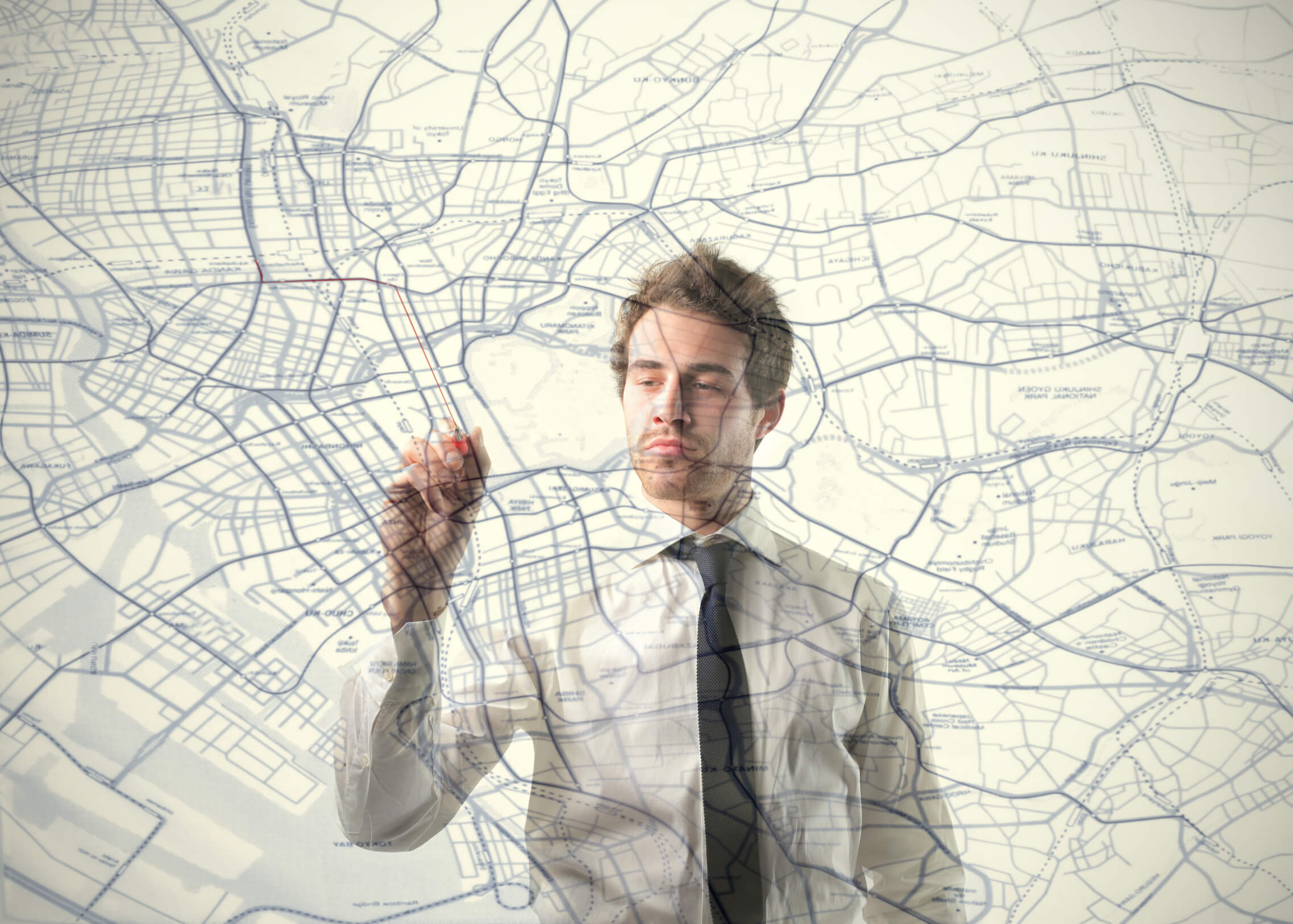 Ein Junger Mann skizziert den Wissenstransfer im Zuge der Nachfolgeplanung auf einer Leinwand.