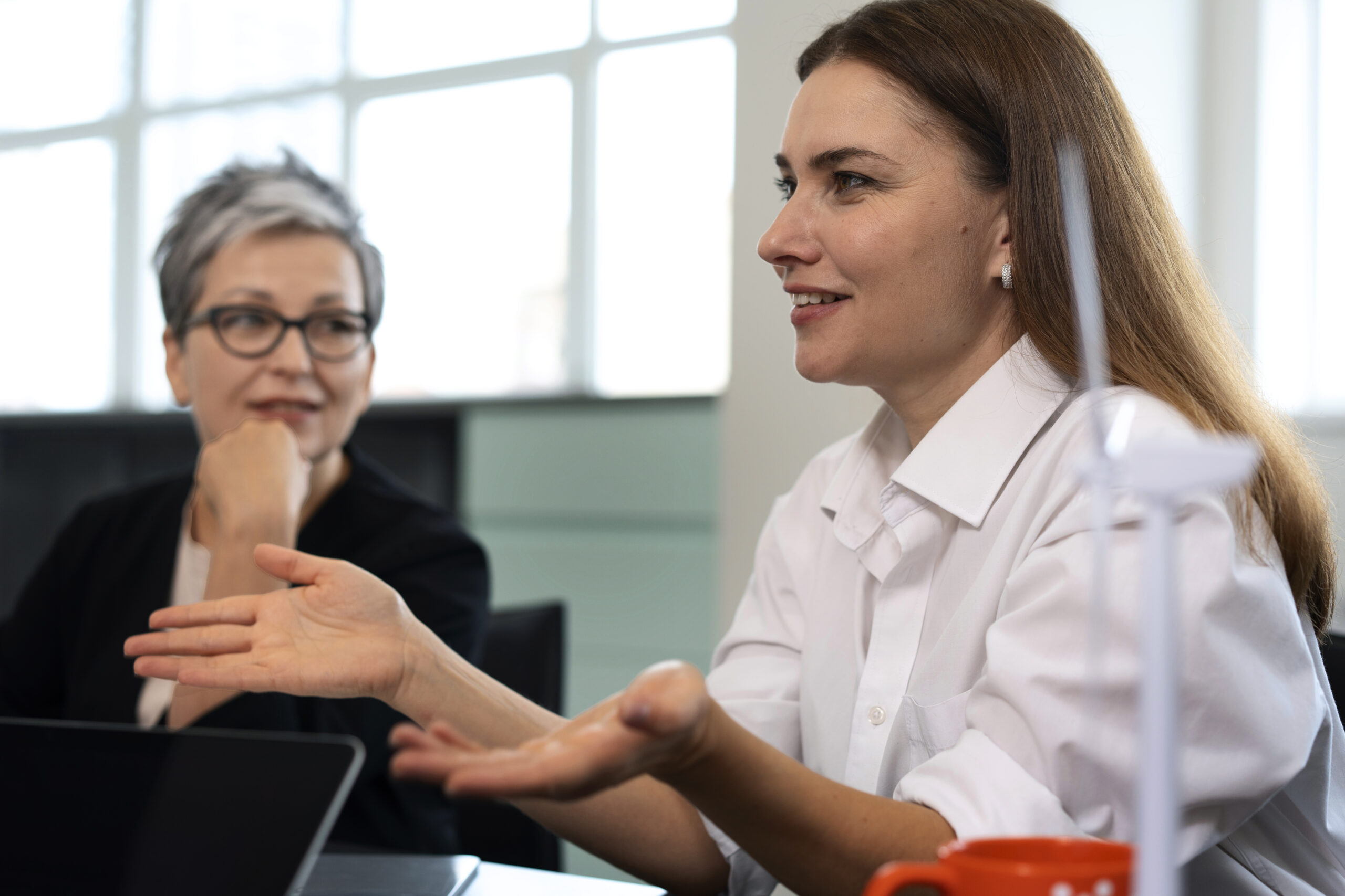 Eine Führungskraft erklärt ihrem Team, was beim Qualitätsmanagement in der Pflege wichtig ist.