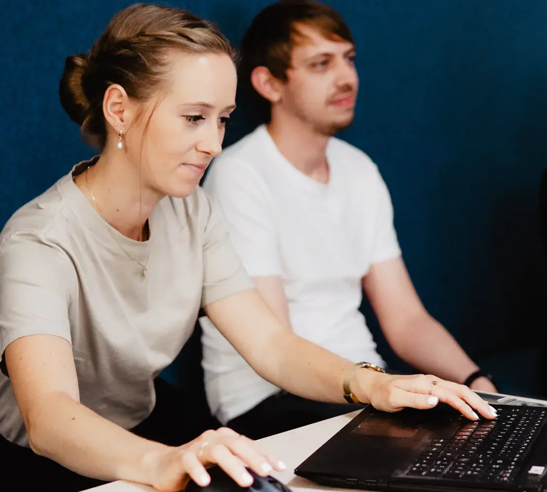 contec Mitarbeiterin und Mitarbeiter am Laptop